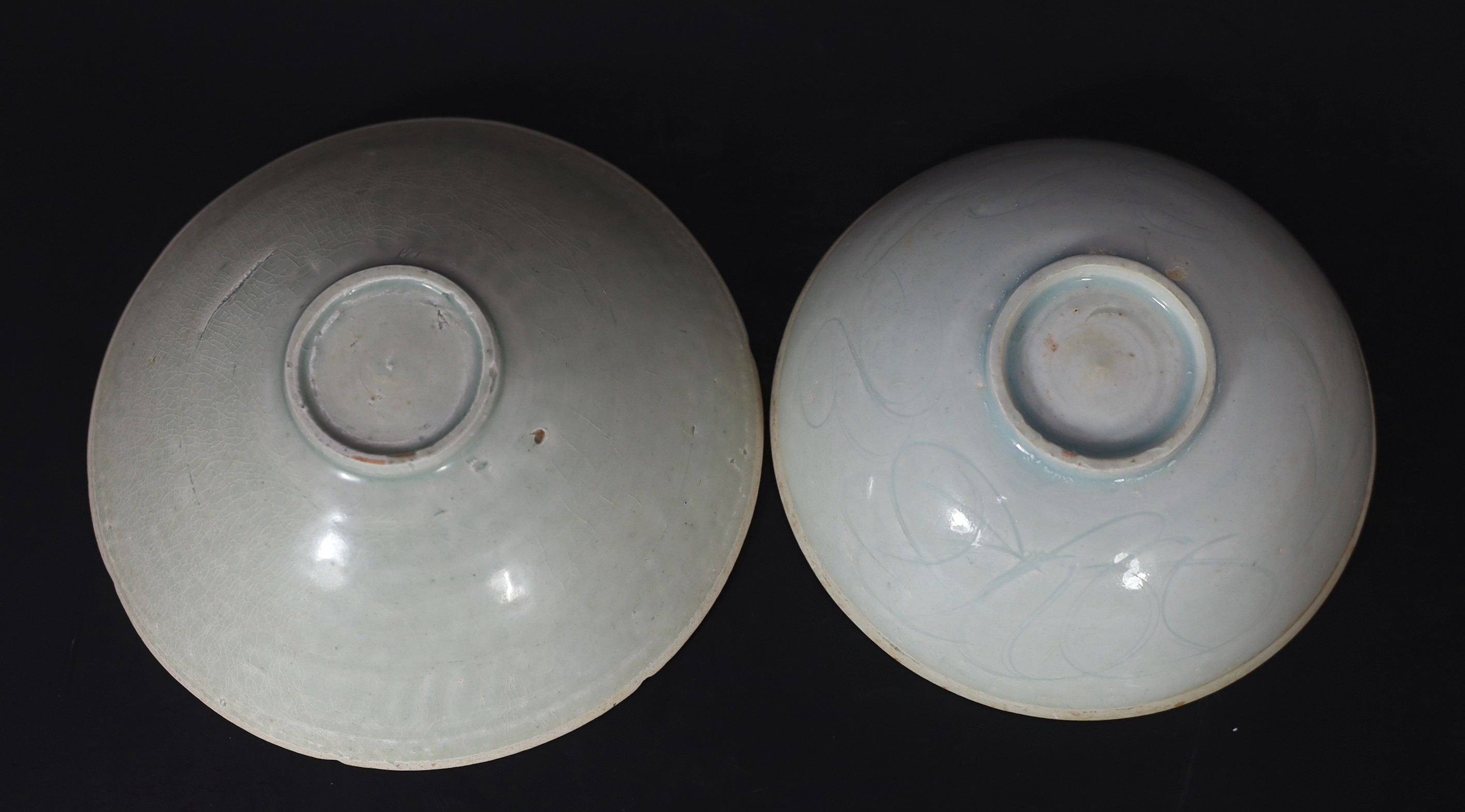 Two Chinese Qingbai bowls, Song dynasty, 19. 5 cm and 17 cm diameter